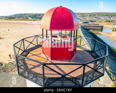 Le phare de Burry Port se dresse sur le brise-lames à l'entrée du port de Burryport dans le Carmarthenshire au sud du pays de Galles. Vue rapprochée du dessus. Banque D'Images