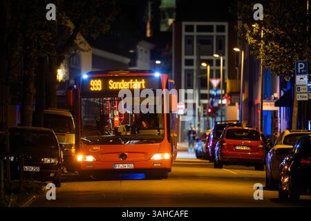 Fribourg, Allemagne. 09th Apr, 2025. Un bus attend que les gens soient emmenés de leur domicile vers un hébergement d'urgence. Dans l'après-midi, une bombe aérienne de la seconde Guerre mondiale a été trouvée lors de travaux de construction à Fribourg. Crédit : Philipp von Ditfurth/dpa/Alamy Live News Banque D'Images