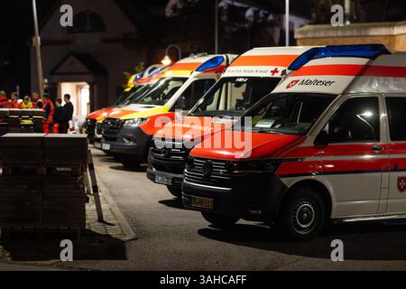 Fribourg, Allemagne. 09th Apr, 2025. Des ambulances pour transporter les patients à évacuer attendent près de l'hôpital de Josef. Dans l'après-midi, une bombe aérienne de la seconde Guerre mondiale a été trouvée lors de travaux de construction à Fribourg. Crédit : Philipp von Ditfurth/dpa/Alamy Live News Banque D'Images