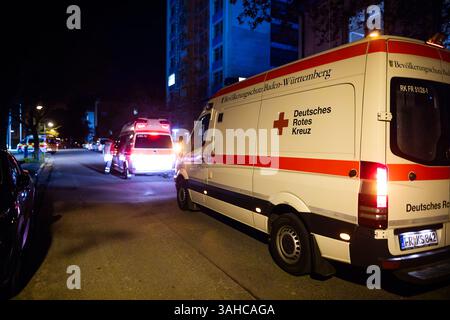 Fribourg, Allemagne. 09th Apr, 2025. Des ambulances pour transporter les patients à évacuer attendent près de l'hôpital de Josef. Dans l'après-midi, une bombe aérienne de la seconde Guerre mondiale a été trouvée lors de travaux de construction à Fribourg. Crédit : Philipp von Ditfurth/dpa/Alamy Live News Banque D'Images