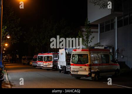 Fribourg, Allemagne. 09th Apr, 2025. Des ambulances pour transporter les patients à évacuer attendent près de l'hôpital de Josef. Dans l'après-midi, une bombe aérienne de la seconde Guerre mondiale a été trouvée lors de travaux de construction à Fribourg. Crédit : Philipp von Ditfurth/dpa/Alamy Live News Banque D'Images