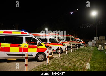 Fribourg, Allemagne. 09th Apr, 2025. Des ambulances pour transporter les patients à évacuer attendent près de l'hôpital de Josef. Dans l'après-midi, une bombe aérienne de la seconde Guerre mondiale a été trouvée lors de travaux de construction à Fribourg. Crédit : Philipp von Ditfurth/dpa/Alamy Live News Banque D'Images