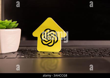 Pointant à la main sur la page SearchGPT vue sur le smartphone et logo officiel de la société OpenAI sur fond. Nouvel outil de recherche IA. Stafford, Royaume-Uni, J Banque D'Images