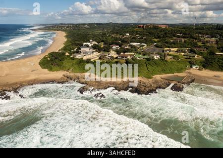 Océan Indien, mer, vagues, maisons sur la plage, plage, falaises, nuages, Hibberdene, Umzumbe, KwaZulu-Natal Afrique du Sud Banque D'Images
