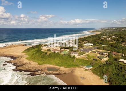 Océan Indien, mer, vagues, piscine d'eau salée, parking, maisons sur la plage, plage, falaises, nuages, Hibberdene, Umzumbe, KwaZulu-Natal Afrique du Sud Banque D'Images