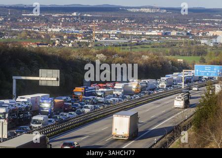 Un camion transportant des marchandises dangereuses a pris feu sur l'autoroute A4 à la station-service Dresdner Tor. L'autoroute a été temporairement fermée dans les deux direc Banque D'Images