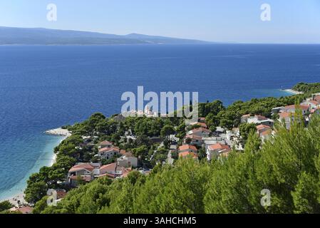 Maisons sur la côte près de Brela, l'île de Brac à l'horizon, mer Adriatique, mer Méditerranée, Makarska Riviera, Dalmatie, Croatie, Europe Banque D'Images