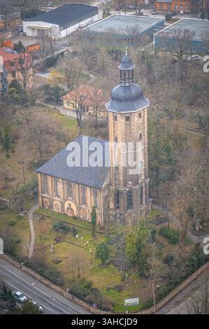 Gros plan de la Friedenskirche, dans un environnement urbain avec des rues étroites, Iéna, Thuringe, Allemagne, Europe Banque D'Images