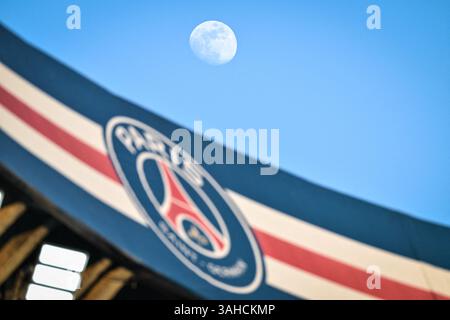 Paris, France. 09th Apr, 2025. Cette photographie montre la lune avant le match de football de l'UEFA Champions League entre le Paris Saint-Germain et l'Aston Villa FC au stade du Parc des Princes à Paris le 9 avril 2025. Photo de Firas Abdullah/ABACAPRESS. COM Credit : Abaca Press/Alamy Live News Banque D'Images