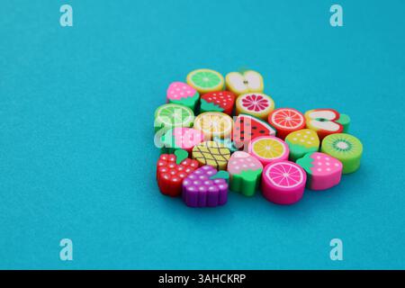 Coeur formé avec des fruits colorés Banque D'Images