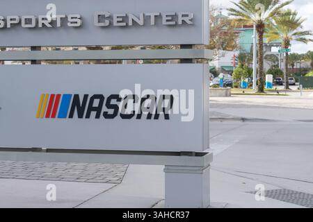 Daytona Beach, FL, USA - 13 janvier 2022 : NASCAR signe à leur siège à Daytona Beach, FL, USA. Banque D'Images