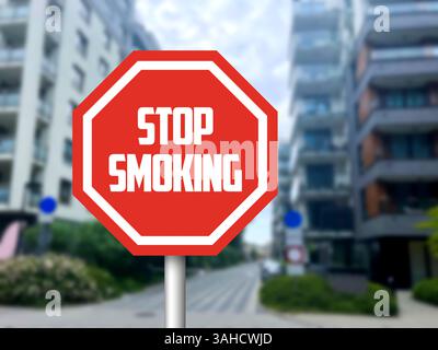 Panneau Stop Smoking sur la rue de la ville avec des bâtiments Banque D'Images