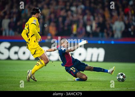 Barcelone, Espagne. 9 avril 2025. Raphinha (R) du FC Barcelone tire pour marquer lors du match de 1ère manche de la 1ère finale de l'UEFA Champions League entre le FC Barcelone et le Borussia Dortmund à Barcelone, en Espagne, le 9 avril 2025. Crédit : Joan Gosa/Xinhua/Alamy Live News Banque D'Images
