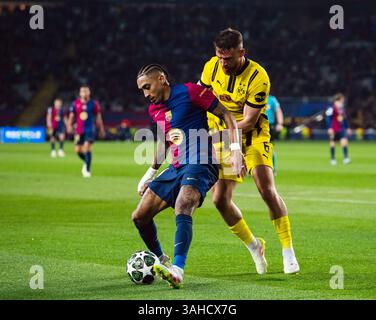 Barcelone, Espagne. 9 avril 2025. Raphinha (G) du FC Barcelone affronte Salih Ozcan du Borussia Dortmund lors du match de 1ère manche de l'UEFA Champions League entre le FC Barcelone et le Borussia Dortmund à Barcelone, en Espagne, le 9 avril 2025. Crédit : Joan Gosa/Xinhua/Alamy Live News Banque D'Images
