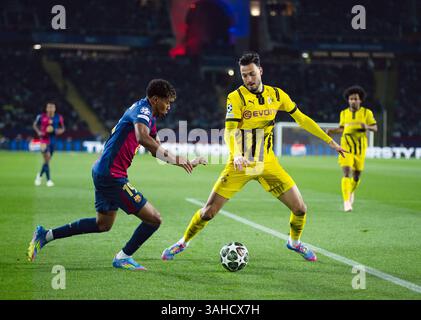 Barcelone, Espagne. 9 avril 2025. Lamine Yamal (G) du FC Barcelone affronte Ramy Bensebaini du Borussia Dortmund lors du match de 1ère manche de l'UEFA Champions League entre le FC Barcelone et le Borussia Dortmund à Barcelone, en Espagne, le 9 avril 2025. Crédit : Joan Gosa/Xinhua/Alamy Live News Banque D'Images