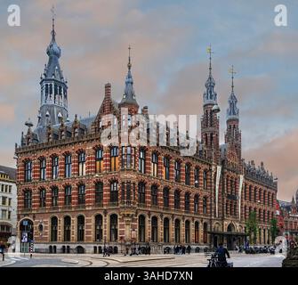 Amsterdam, pays-Bas - 09-19-2024 : centre commercial Magna Plaza dans l'ancien bâtiment monumental du bureau de poste principal. Banque D'Images