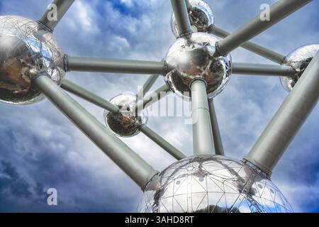 Bruxelles, Belgique - 09-28-2024, l'Atomium est un bâtiment moderniste emblématique de Bruxelles, en Belgique, construit à l'origine comme la pièce maîtresse du 19 Banque D'Images