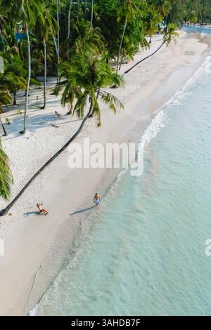 Des vagues douces se tapissent doucement contre la plage de sable blanc immaculée de Koh Kood Island Thaïlande Banque D'Images