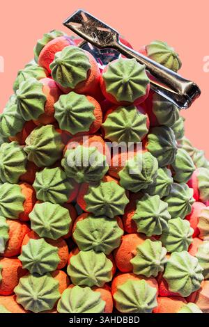 Bonbons artisanaux vert et rouge orange dans un magasin de bonbons à Amsterdam, Hollande. Banque D'Images