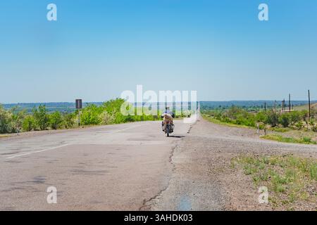 transport de bétail sur une motocyclette. un homme sur un moteur à deux roues transporte un bélier Banque D'Images