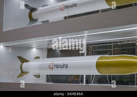 Avalon, Australie. 25 mars 2025. Sur cette image, un missile guidé « Chunmoo » de Hanwha Corporation sud-coréen est exposé. (Photo de Alexander Bogatyrev/SOPA images/SIPA USA) crédit : SIPA USA/Alamy Live News Banque D'Images