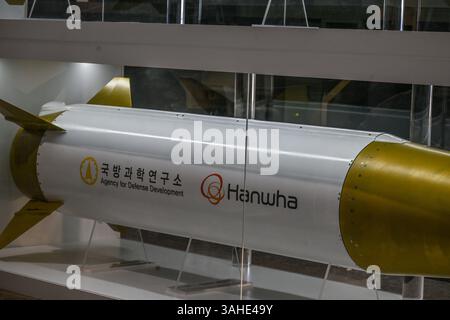 Avalon, Australie. 25 mars 2025. Sur cette image, un missile guidé « Chunmoo » de Hanwha Corporation sud-coréen est exposé. (Photo de Alexander Bogatyrev/SOPA images/SIPA USA) crédit : SIPA USA/Alamy Live News Banque D'Images