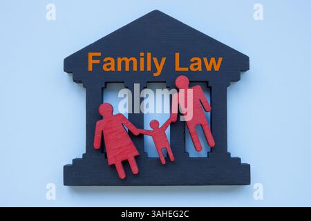 Enseigne et figurines en droit de la famille. Concept de protection juridique. Banque D'Images