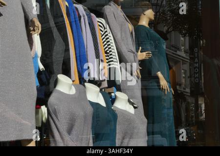 Boutique de mode avec robes élégantes à la lumière du jour Banque D'Images