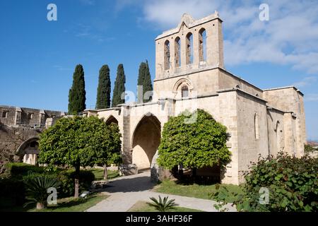 L'abbaye de Bellapais, dans le nord de chypre, affiche ses murs de pierre altérés et ses arches par une journée ensoleillée Banque D'Images