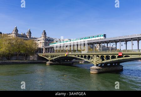 Le métro de Paris traverse le pont Bir-Hakeim sur la ligne 6. En dessous, la Seine. Banque D'Images