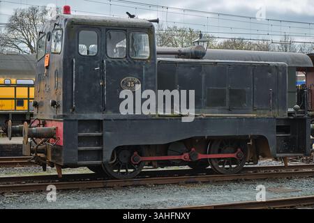 9 avril 2025 – Hoorn-pays-Bas : locomotive diesel vintage no. 35 du Museumstoomtram Hoorn-Medemblik exposé à la gare ferroviaire historique. Banque D'Images
