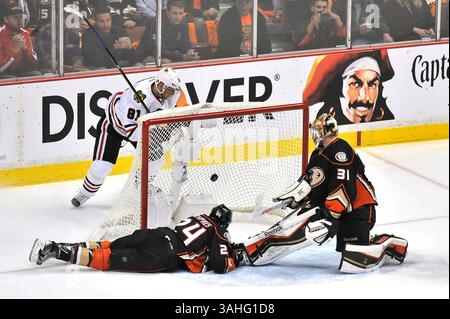 19 mai 2015 Anaheim, CA. L'aile droite des Blackhawks de Chicago, Marian Hossa #81, tire sur le défenseur des Ducks d'Anaheim Simon Despres #24 pour battre le gardien des Ducks d'Anaheim Frederik Andersen #31 en première période lors des éliminatoires de la finale de la Western Conference match 2 entre les Blackhawks de Chicago et les Ducks d'Anaheim au Honda Center d'Anaheim, Californie. Louis Lopez/CSM(image : © Louis Lopez/Cal Sport Media/ZUMAPRESS.com) Banque D'Images