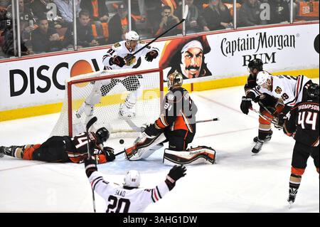 19 mai 2015 Anaheim, CA. L'aile droite des Blackhawks de Chicago, Marian Hossa #81, célèbre après avoir tiré sur le défenseur des Ducks d'Anaheim Simon Despres #24 pour marquer devant le gardien des Ducks d'Anaheim Frederik Andersen #31 en première période lors des éliminatoires de la finale de la Western Conference match 2 entre les Blackhawks de Chicago et les Ducks d'Anaheim au Honda Center à Anaheim, Californie..Louis Lopez/CSM(Credit image : © Louis Lopez/Cal Sport Media/ZUMAPRESS.com) Banque D'Images