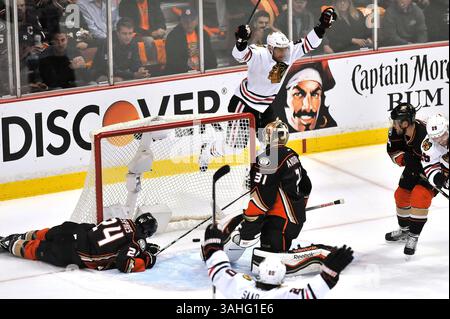 19 mai 2015 Anaheim, CA. L'aile droite des Blackhawks de Chicago, Marian Hossa #81, célèbre après avoir tiré sur le défenseur des Ducks d'Anaheim Simon Despres #24 pour marquer devant le gardien des Ducks d'Anaheim Frederik Andersen #31 en première période lors des éliminatoires de la finale de la Western Conference match 2 entre les Blackhawks de Chicago et les Ducks d'Anaheim au Honda Center à Anaheim, Californie..Louis Lopez/CSM(Credit image : © Louis Lopez/Cal Sport Media/ZUMAPRESS.com) Banque D'Images