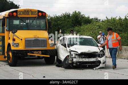 19 mai 2015 - Pinellas Park, Floride, États-Unis - SCOTT KEELER | TIMES. Des techniciens examinent un accident simulé entre un croiseur de police et un autobus scolaire du comté de Pinellas, le mardi 19 mai 2015 au Showtime Speedway, Pinellas Park. Le bureau du shérif du comté de Pinellas, en association avec l'Institute of police Technology and Management IPTM, a effectué des essais de collision afin de recueillir des informations pour les forces de l'ordre et d'autres techniciens sur les collisions. (Crédit image : © Scott Keeler/Tampa Bay Times/ZUMA Wire) Banque D'Images