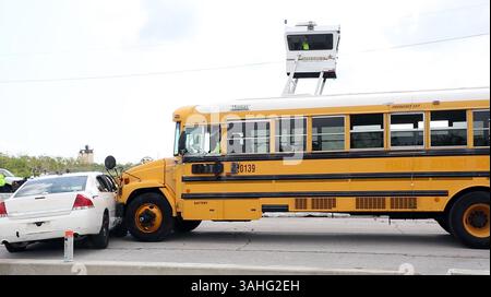 19 mai 2015 - Floride, États-Unis - Un autobus scolaire du comté de Pinellas, qui n'est plus en service, s'écrase sur un croiseur de police ''retraité'' lors d'une simulation d'accident au Showtime Speedway, Pinellas Park, le 19/05/15. Le bureau du shérif du comté de Pinellas, en association avec l'Institute of police Technology and Management IPTM, a effectué des essais de collision afin de recueillir des informations pour les forces de l'ordre et d'autres techniciens sur les collisions. ..SCOTT KEELER | Times (crédit image : © Scott Keeler/Tampa Bay Times/ZUMA Wire) Banque D'Images