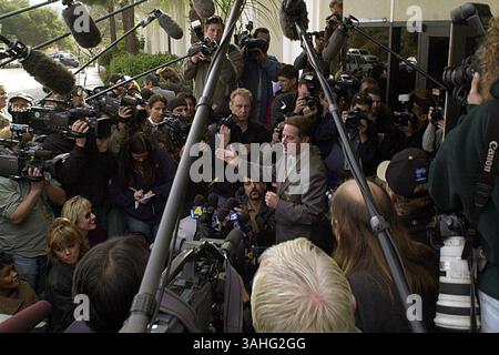 20 novembre 2003 - Santa Barbara, CA, États-Unis - SGT, porte-parole du shérif du comté de Santa Barbara. CHRIS PAPPAS parle aux médias après que Michael Jackson se soit rendu aux autorités sur des accusations de violence envers des enfants. (Crédit image : © Len Wood/Santa Barbara News/ZUMAPRESS.com) Banque D'Images