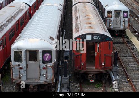 22 septembre 2013 - New York, New York, États-Unis - New York, Old Tracks and wagons Subway à Flushing Meadow. Le 7 Flushing local et Flushing Express sont deux services de transport rapide dans la division A du métro de New York, fournissant des services locaux et express sur toute la longueur de la ligne de chasse d'eau IRT. Le logo est de couleur framboise sur les panneaux de la gare, les panneaux d'itinéraire et le plan officiel du métro avec le service local indiqué par un 7 circulaire, le service express par un 7 en forme de losange. Les deux lignes opèrent entre main Street à Flushing, Queens et Times Square à Midtown Manhattan. (Crédit image : © se Banque D'Images