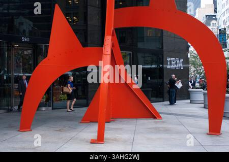 23 septembre 2013 - New York, New York, États-Unis - Red Saurien sculpture à l'extérieur de l'IBM Building, à Manhattan. La sculpture d'Alexander Calder de 1975 est placée de manière spectaculaire sous le coin en porte-à-faux d'un gratte-ciel à l'angle de la 57e rue et de Madison Avenue. (Crédit image : © Sergi Reboredo/ZUMA Wire/ZUMAPRESS.com) Banque D'Images