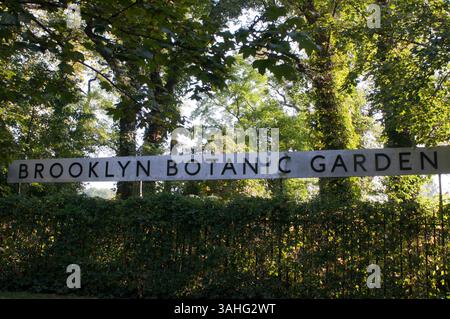 24 septembre 2013 - New York, New York, États-Unis - Brooklyn Botanic Garden, 1000 Washington Avenue, dans l'arrondissement de Brooklyn. Fondé en 1910 et situé dans le quartier de Prospect Park, le jardin de 52 hectares comprend un certain nombre de « jardins dans le jardin » spécialisés, des collections de plantes, et le conservatoire Steinhardt, qui abrite le musée C.V. Starr Bonsaï, trois pavillons de plantes sur le thème du climat, une maison de plantes aquatiques en fonte blanche et en verre, et une galerie d'art. Le jardin abrite plus de 10 000 taxons de plantes et accueille chaque année plus de 900 000 visiteurs du monde entier. (Crédit image : © Sergi R Banque D'Images