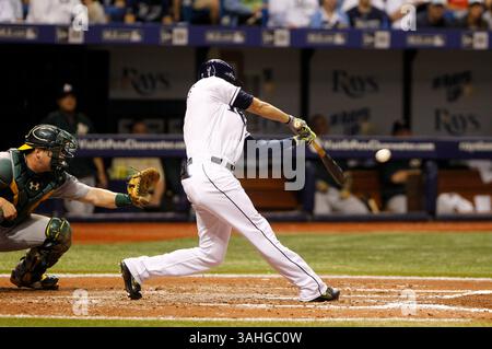 21 mai 2015 - Petersburg, Florida, U.S. - WILL VRAGOVIC | TIMES. Les rayons de Tampa Bay désigné le frappeur David DeJesus (7) se connecte pour un double de la RBI, marquant le troisième joueur de base Evan Longoria (3), dans la quatrième manche du match entre les Oakland Athletics aux Rays de Tampa Bay au Tropicana Field à Petersburg, Floride, le jeudi 21 mai 2015. (Crédit image : © Will Vragovic/Tampa Bay Times/ZUMA Wire) Banque D'Images