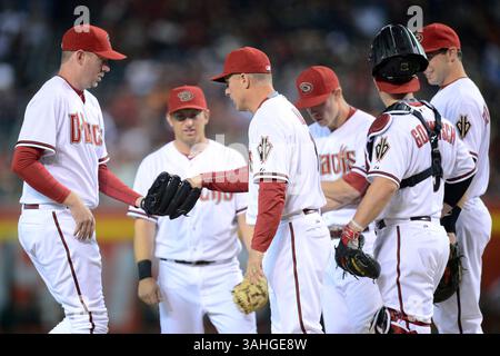 6 avril 2015 ; Phoenix, AZ, États-Unis ; le manager des Diamondbacks de l'Arizona Chip Hale (3) remet le ballon au lanceur de secours des Diamondbacks de l'Arizona Brad Ziegler (29) contre les Giants de San Francisco lors du match MLB au Chase Field à Phoenix, Arizona. Joe Camporeale/Cal Sport Media(image crédit : © Joe Camporeale/Cal Sport Media/ZUMAPRESS.com) Banque D'Images