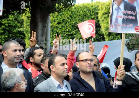 9 avril 2015 - Tunis, Tunisie - des membres politiques nationalistes des partis ont manifesté sur l'avenue Habib Bourguiba contre Israël et la famille royale saoudienne à l'occasion de la commémoration des martyrs du 9 avril 1938. (Crédit image : © Chokri Mahjoub/ZUMA Wire) Banque D'Images