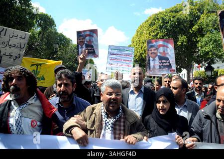 9 avril 2015 - Tunis, Tunisie - des membres politiques nationalistes des partis ont manifesté sur l'avenue Habib Bourguiba contre Israël et la famille royale saoudienne à l'occasion de la commémoration des martyrs du 9 avril 1938. (Crédit image : © Chokri Mahjoub/ZUMA Wire) Banque D'Images