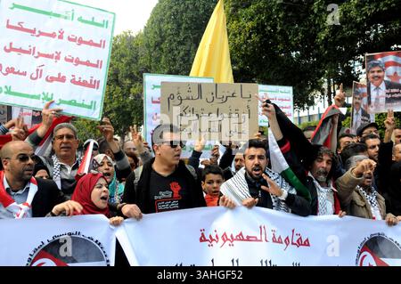 9 avril 2015 - Tunis, Tunisie - des membres politiques nationalistes des partis ont manifesté sur l'avenue Habib Bourguiba contre Israël et la famille royale saoudienne à l'occasion de la commémoration des martyrs du 9 avril 1938. (Crédit image : © Chokri Mahjoub/ZUMA Wire) Banque D'Images