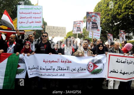 9 avril 2015 - Tunis, Tunisie - des membres politiques nationalistes des partis ont manifesté sur l'avenue Habib Bourguiba contre Israël et la famille royale saoudienne à l'occasion de la commémoration des martyrs du 9 avril 1938. (Crédit image : © Chokri Mahjoub/ZUMA Wire) Banque D'Images