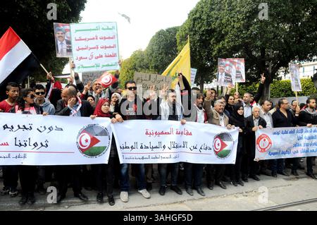 9 avril 2015 - Tunis, Tunisie - des membres politiques nationalistes des partis ont manifesté sur l'avenue Habib Bourguiba contre Israël et la famille royale saoudienne à l'occasion de la commémoration des martyrs du 9 avril 1938. (Crédit image : © Chokri Mahjoub/ZUMA Wire) Banque D'Images