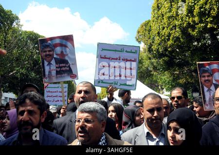 9 avril 2015 - Tunis, Tunisie - des membres politiques nationalistes des partis ont manifesté sur l'avenue Habib Bourguiba contre Israël et la famille royale saoudienne à l'occasion de la commémoration des martyrs du 9 avril 1938. (Crédit image : © Chokri Mahjoub/ZUMA Wire) Banque D'Images