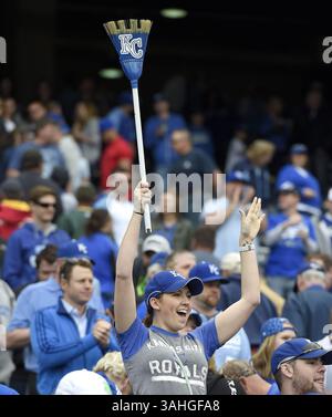 9 avril 2015 - Kansas City, Missouri, États-Unis - les fans des Kansas City Royals célèbrent le balayage de trois matchs des White Sox de Chicago après la victoire 4-1 des Royals sur les White Sox le jeudi 9 avril 2015, au stade Kauffman de Kansas City, au États-Unis (crédit image : © John Sleezer/TNS/ZUMA Wire) Banque D'Images