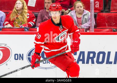 Mars 23, 2015 - Raleigh, Caroline du Nord, États-Unis - centre Carolina Hurricanes Riley Nash (20) au cours de la partie de la LNH entre les Blackhawks de Chicago et les Hurricanes de la Caroline au PNC Arena. Les Blackhawks défait les Hurricanes de la Caroline 3-1. (Crédit Image : © Andy Martin Jr./Zuma sur le fil) Banque D'Images